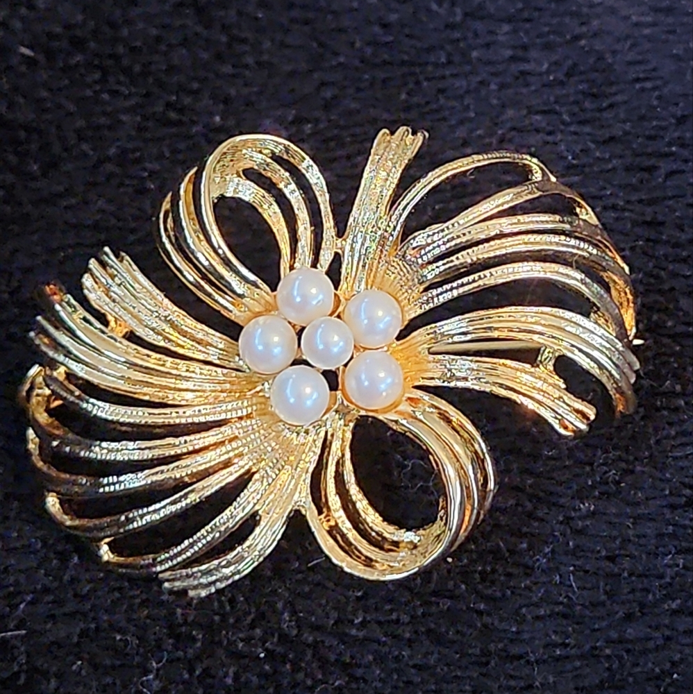 Vintage LISNER Gold Tone & Faux Pearls Brooch Pin Flower Ribbon Bow